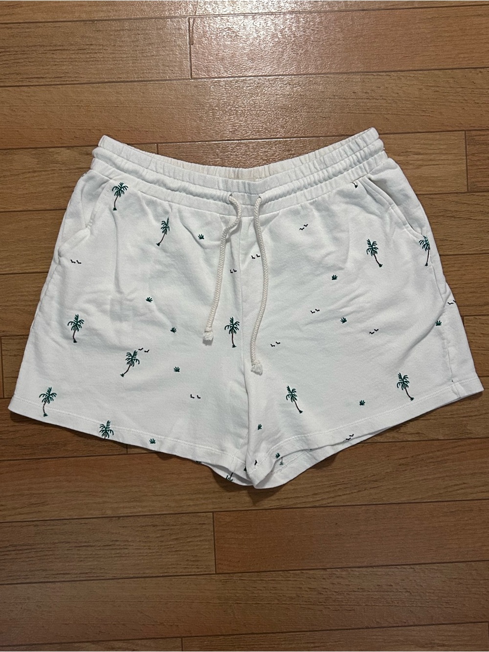 White Sweatshorts with Embroidered Palm Tree Design